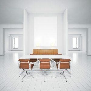 Stół konferencyjny w białym budynku